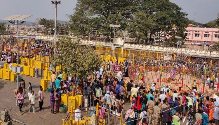 భ‌క్తుల‌కు గ‌మ‌నిక‌.. మేడారం అమ్మ‌వార్ల ద‌ర్శ‌నం నిలిపివేత‌