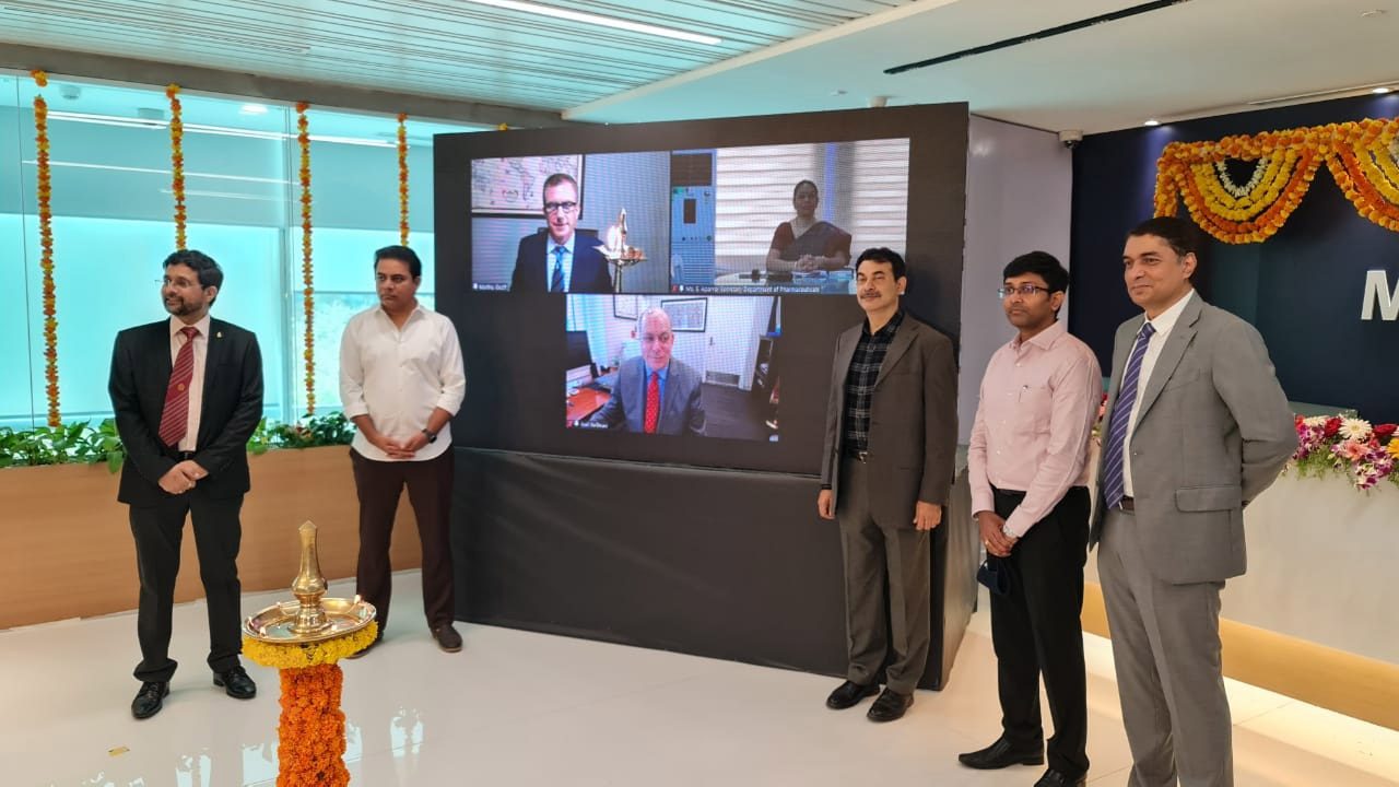 మెడ్ ట్రానిక్ ఇంజినీరింగ్ కేంద్రాన్ని ప్రారంభించిన కేటీఆర్