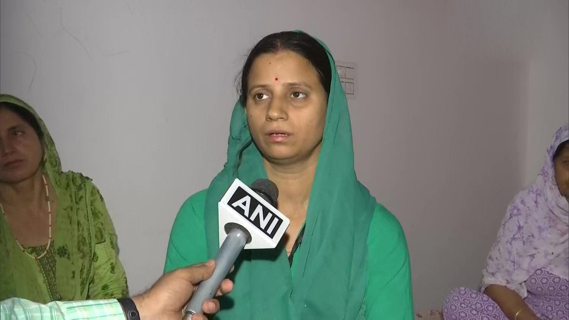 మా ఆయ‌న విడుద‌లకు చ‌ర్య‌లు తీసుకోండి : జ‌వాన్ రాకేశ్వ‌ర్ భార్య