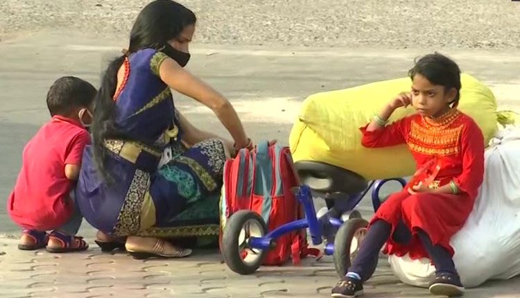 క‌రోనా ఎఫెక్ట్‌: లాక్‌డౌన్ భ‌యంతో స్వ‌స్థ‌లాల‌కు వ‌ల‌స‌ కార్మికులు