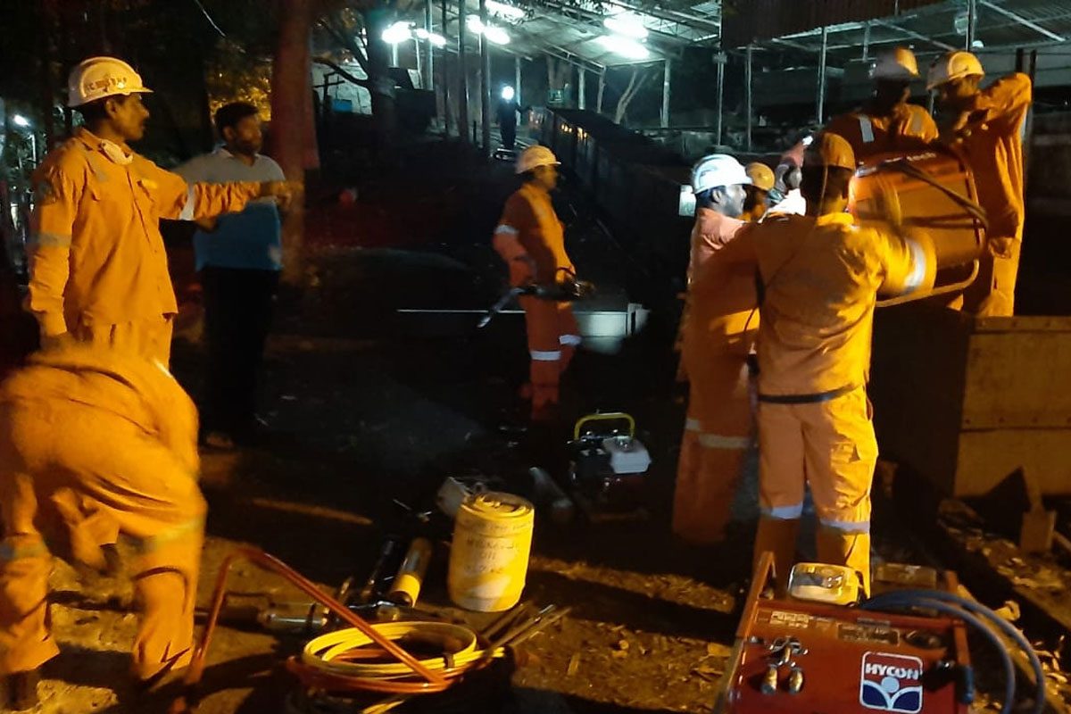 గని పైకప్పు కూలి ఇద్దరు కార్మికులు దుర్మరణం