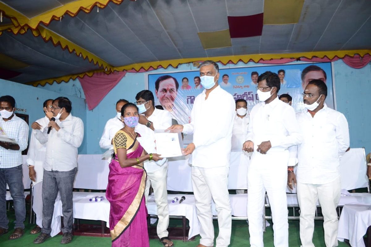 ఇళ్ల పట్టాలు పంపిణీ చేసిన మంత్రి హరీశ్‌ రావు