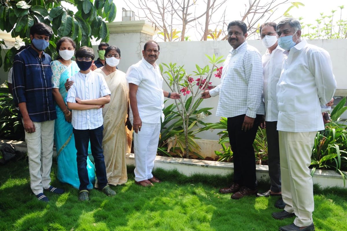 నిరాడంబరంగా మంత్రి కొప్పుల జన్మదిన వేడుకలు