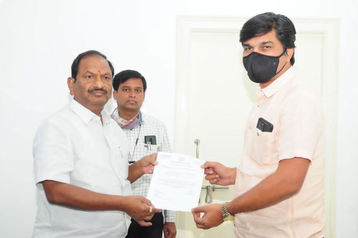 బాధితురాలికి ఎల్‌ఓసీ అందజేసిన మంత్రి కొప్పుల