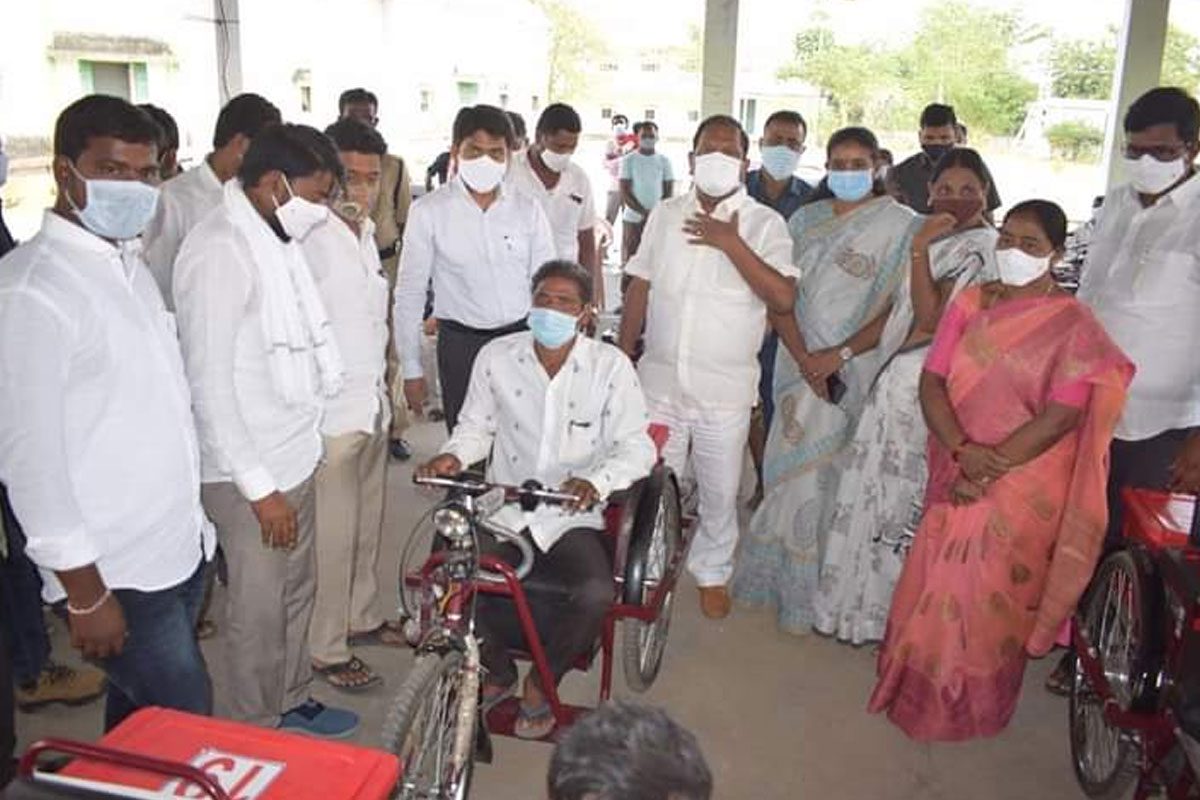 దివ్యాంగులకు ప్రభుత్వం చేయూత : మంత్రి కొప్పుల