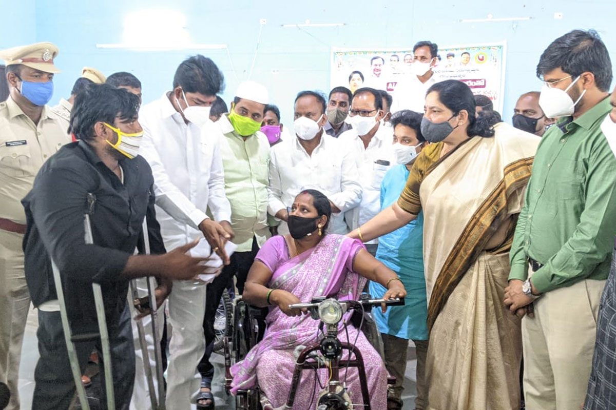 దివ్యాంగుల సంక్షేమానికి పెద్దపీట : మంత్రి సత్యవతి రాథోడ్