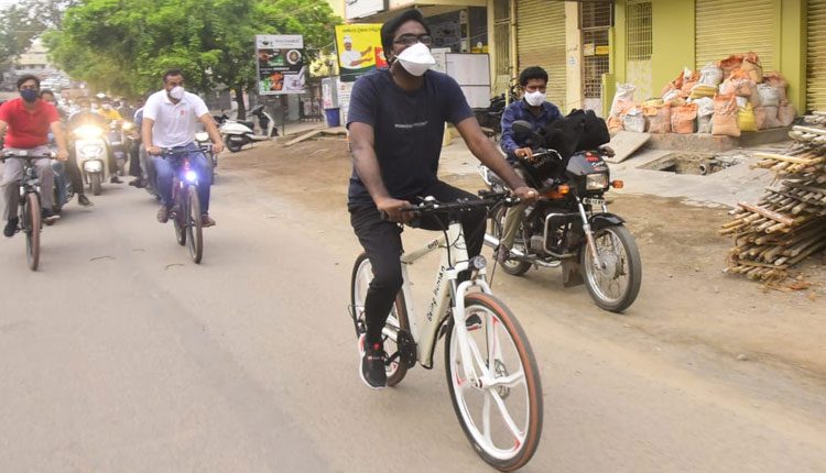 సైకిల్‌పై తిరుగుతూ అభివృద్ధి పనులను పరిశీలించిన మంత్రి