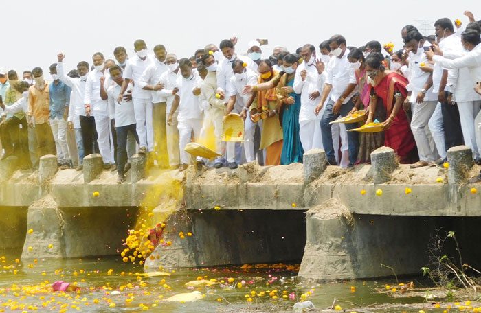 మెతుకుసీమలో జలసంబురం