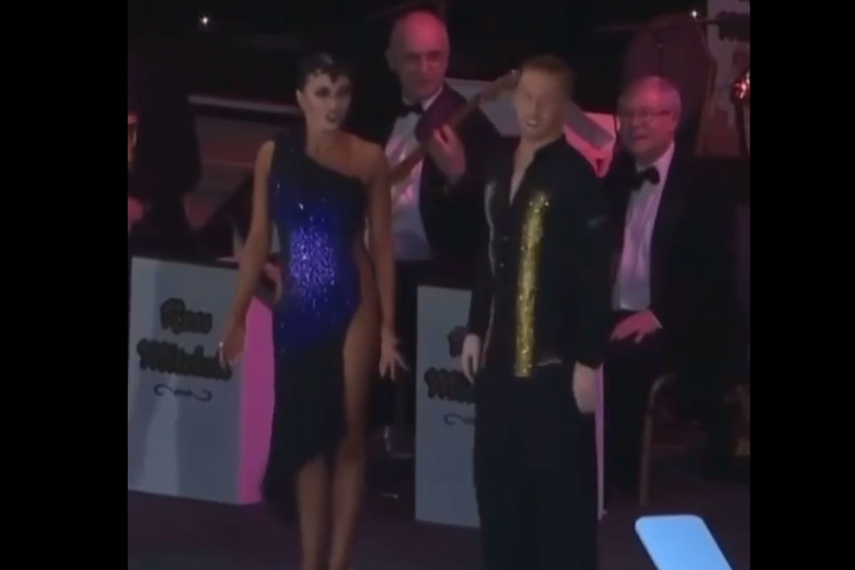 కన్నుమూసి తెరిచేలోపు డ్రస్ మార్చేసిన మోడల్.. వీడియో