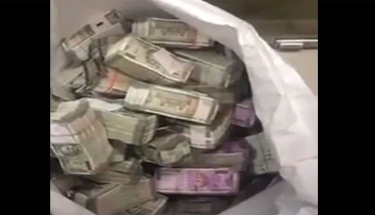 దోచిన డబ్బును చూసి ఆనందం పట్టలేక దొంగకు గుండెపోటు