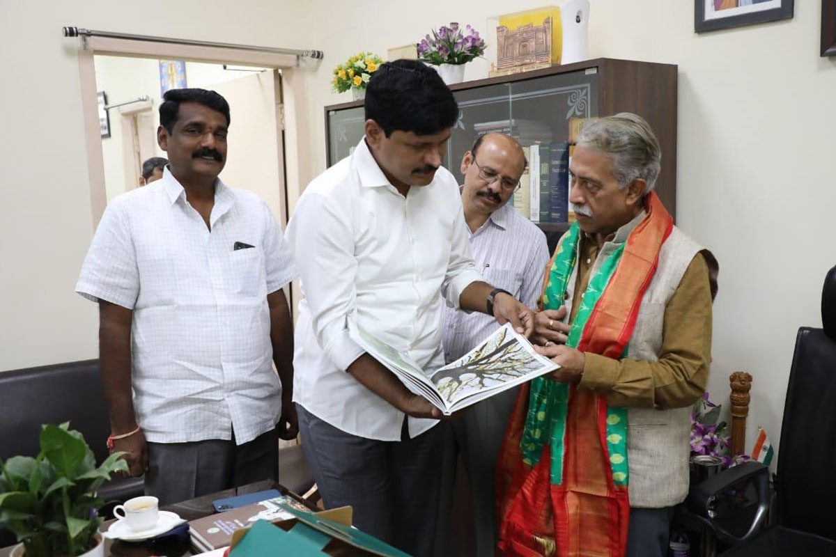 దేశ్దీపక్ వర్మకు ‘వృక్షవేదాన్ని’ అందించిన ఎంపీ సంతోష్