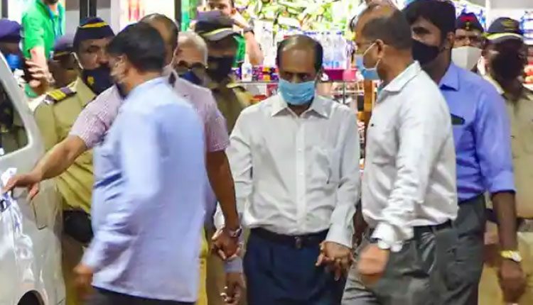 సచిన్‌ వాజ్‌కు సహకరించిన ముంబై పోలీస్‌ రియాజ్‌ అరెస్ట్‌