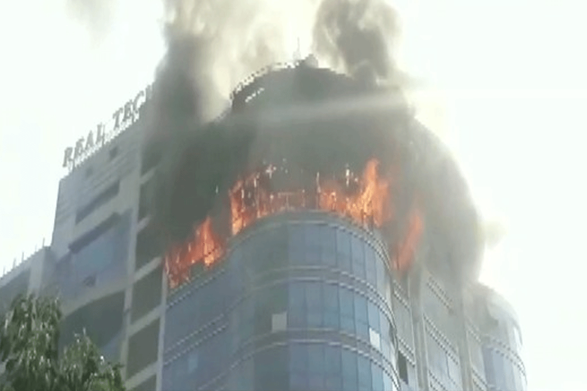 14వ అంతస్తులో అగ్నిప్రమాదం.. అప్రమత్తతతో తప్పిన ముప్పు