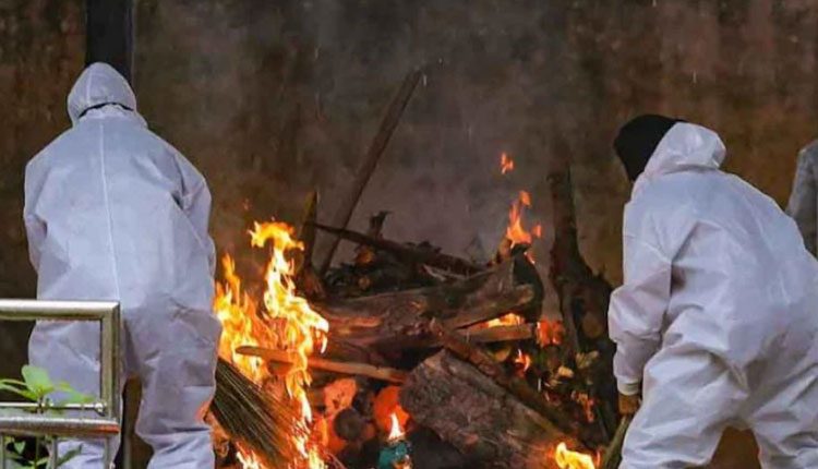 ముస్లిం మహిళ మృతదేహానికి.. హిందూ ఆచారంతో అంత్యక్రియలు