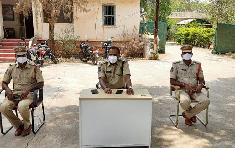 కర్ఫ్యూకు సహకరించాలి