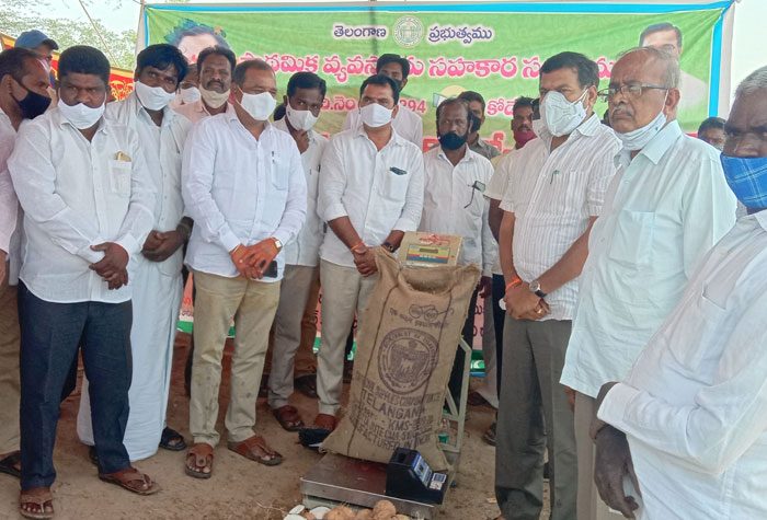 కోడేరు, జనుంపల్లిలో ధాన్యం కొనుగోలు కేంద్రాలు ప్రారంభం