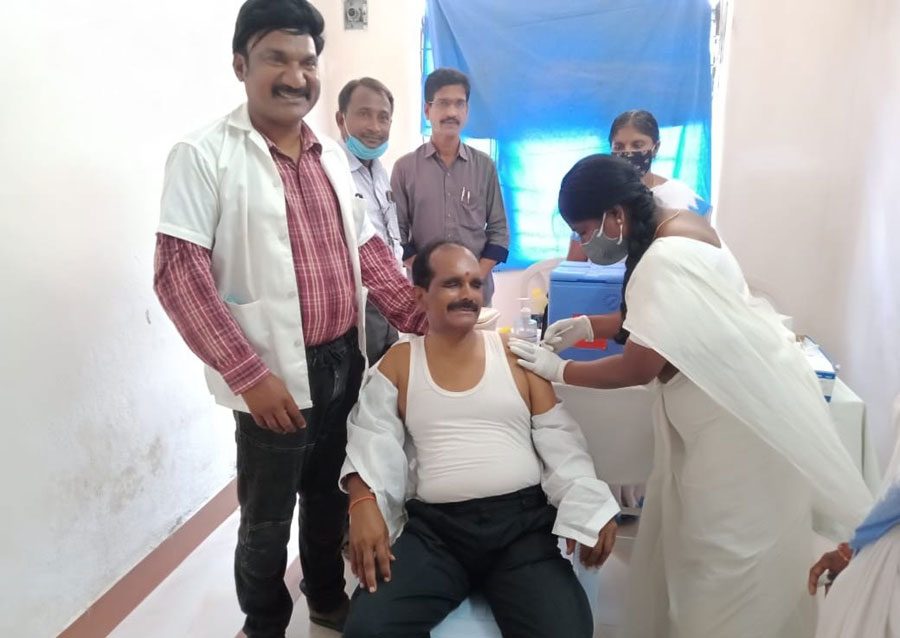 రెండో డోస్‌ టీకా వేసుకున్న నిర్మల్‌ మున్సిపల్‌ చైర్మన్