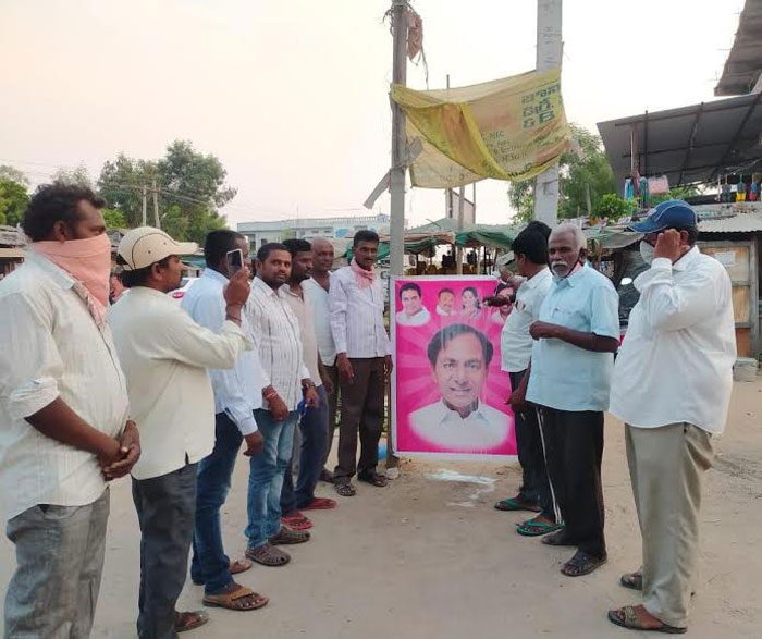 సీఎం కేసీఆర్‌ చిత్రపటాలకు క్షీరాభిషేకాలు