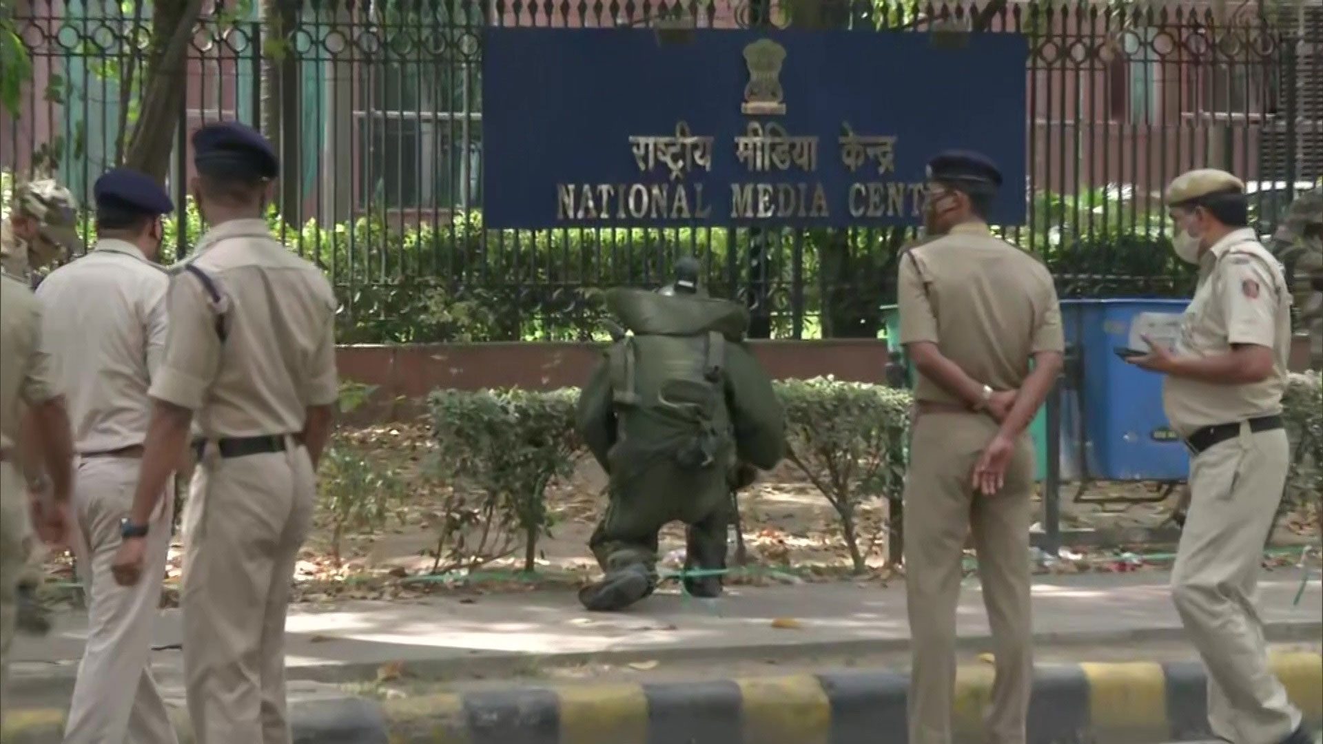 అది బాంబు కాదు బొమ్మే : ఢిల్లీ పోలీసులు