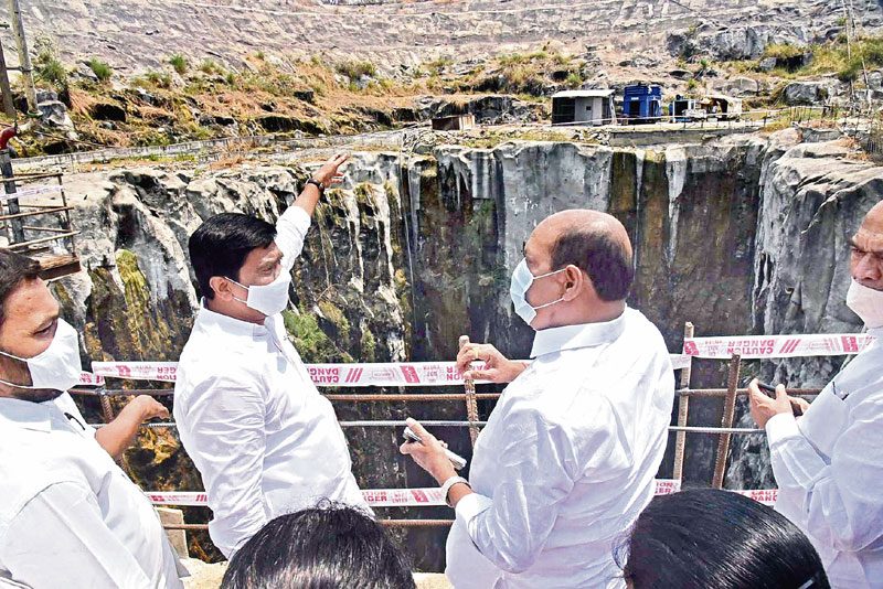 ఆ ఇద్దరు.. 8 గంటలు..!