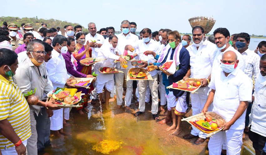 అలుగు పారిన హల్దీవాగు ప్రాజెక్టు