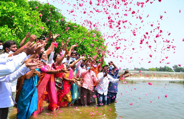 గోదావరి జలాలతో .. పరీవాహకం సస్యశ్యామలం