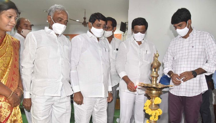 కవులు,కళాకారులకు మనదేశం పుట్టినిల్లు