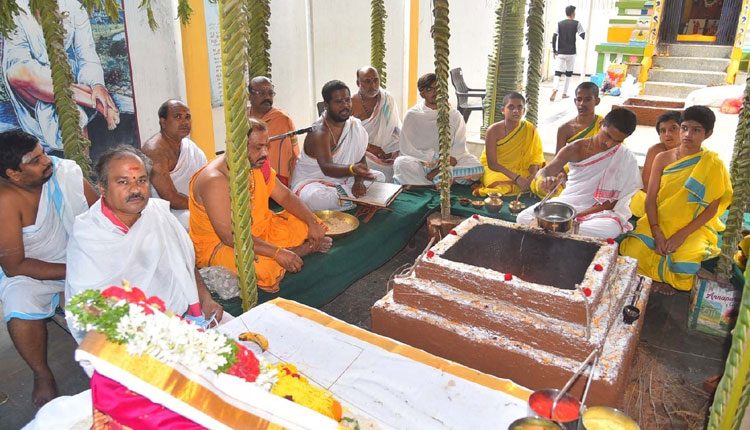 కొనసాగుతున్న చతుర్వేద సదస్సు