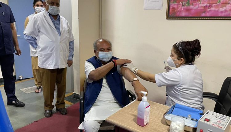 కరోనా వ్యాక్సిన్‌ రెండో డోస్‌ తీసుకున్న కేంద్ర మంత్రి