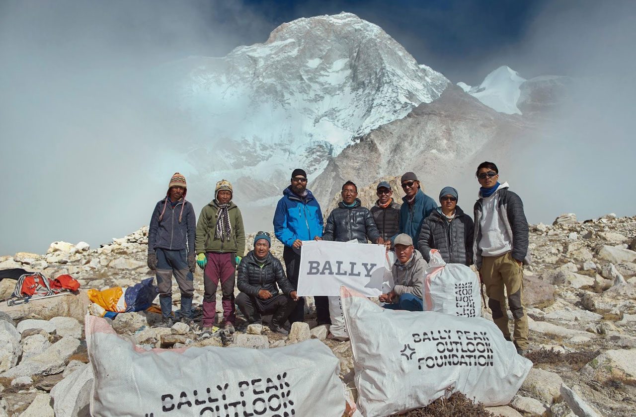 హిమాలయాల్లో 2 టన్నుల చెత్త.. సేకరించిన నేపాల్‌ పర్వతారోహకులు