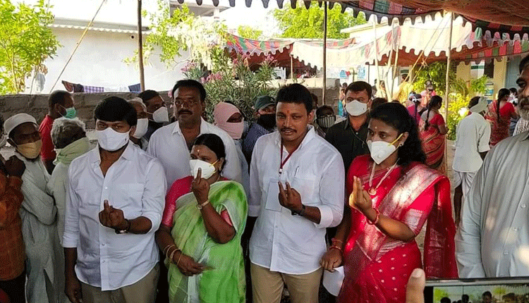 సాగ‌ర్ ఉప ఎన్నిక‌‌.. ఇబ్ర‌హీంపేటలో ఓటు వేసిన నోముల భ‌గ‌త్‌