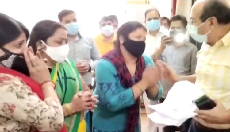 రెమ్‌డెసివిర్ కోసం కాళ్లు మొక్కింది.. చివ‌ర‌కు కొడుకును కోల్పోయింది..