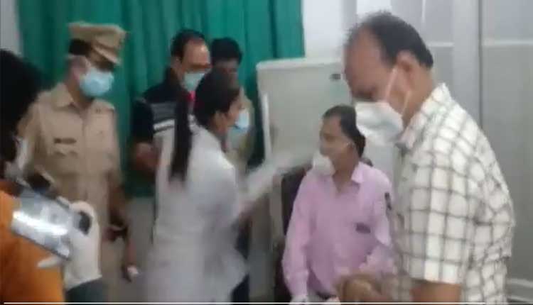 ఆస్ప‌త్రిలో గొడ‌వ‌.. డాక్ట‌ర్‌ను చెంప‌దెబ్బ కొట్టిన‌ న‌ర్సు, న‌ర్సుపై డాక్ట‌ర్‌ దాడి.. వీడియో