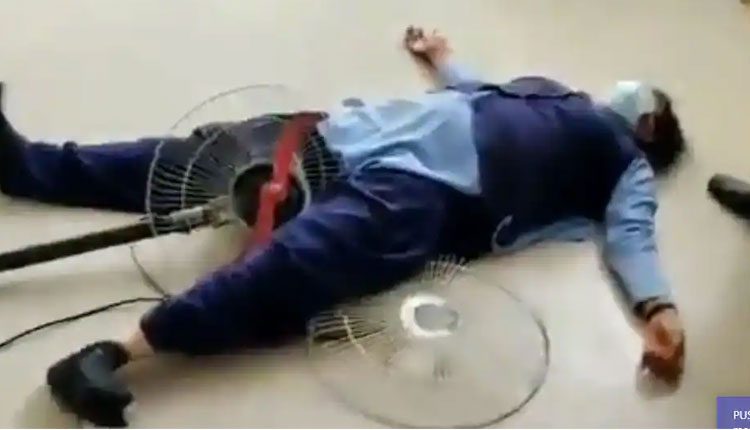 రోగి చ‌నిపోయాడంటూ పుకార్లు.. న‌ర్సుపై దాడి.. వీడియో