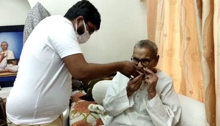 క‌రోనాను జ‌యించిన 104 ఏండ్ల వృద్ధుడు.. పాజిటివ్‌గా ఉండాల‌ని సూచ‌న‌