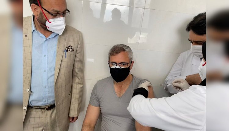 కరోనా వ్యాక్సిన్‌ తీసుకున్న ఒమర్‌ అబ్దుల్లా