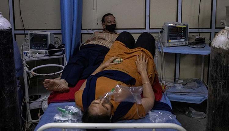 ఢిల్లీపై కరోనా పంజా.. ఒకే బెడ్‌పై ఇద్దరు..