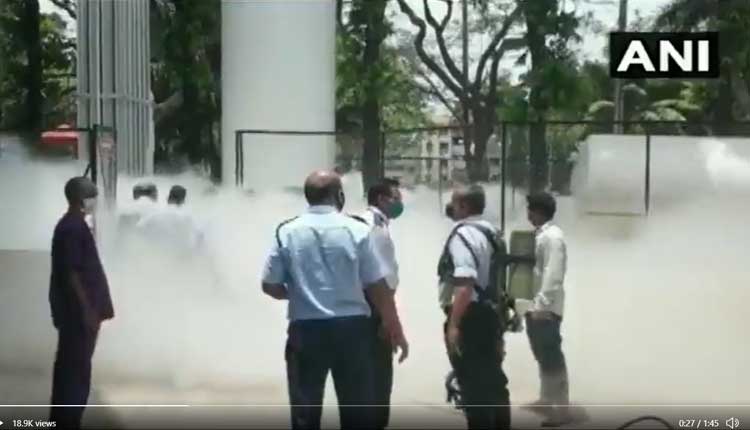 ఆక్సిజ‌న్ నింపుతుండ‌గా ట్యాంక‌ర్ లీక్‌.. వీడియో