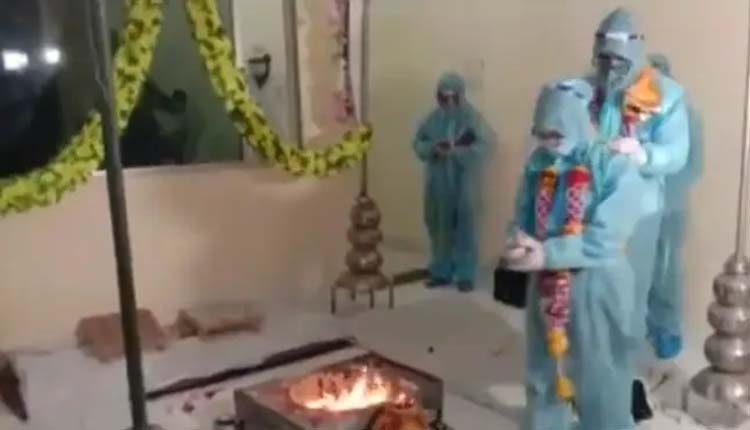 పీపీఈ కిట్‌లో పెళ్లి.. వైరల్‌ వీడియో