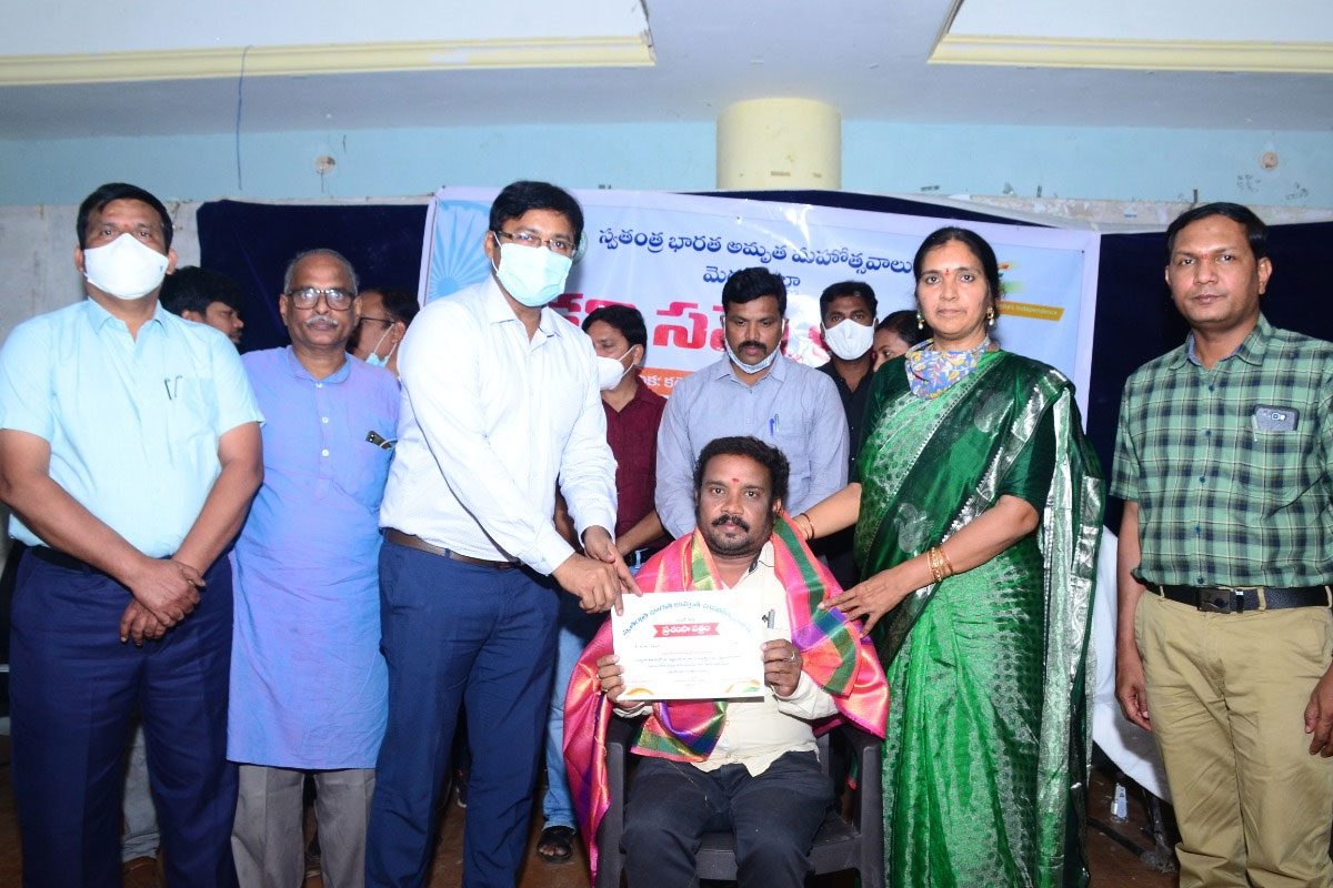 స్వాతంత్రోద్యమంలో కవులు, కళాకారుల పాత్ర అమోఘం