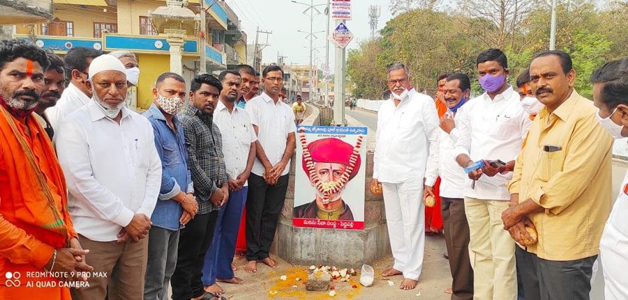 ఫూలేను స్ఫూర్తిగా తీసుకోవాలి