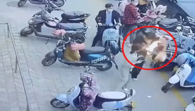 న‌డుస్తున్న వ్య‌క్తి బ్యాగులో పేలిన సెల్ ఫోన్‌