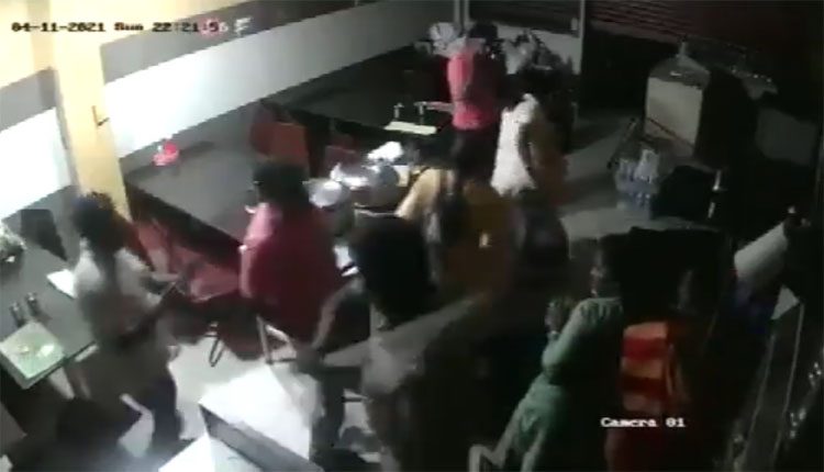 హోటల్‌ సిబ్బంది, కస్టమర్లను కొట్టిన ఎస్‌ఐ