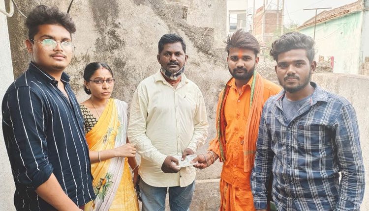 ప్రైవేటు ఉపాధ్యాయునికి పూర్వ విద్యార్థుల సాయం