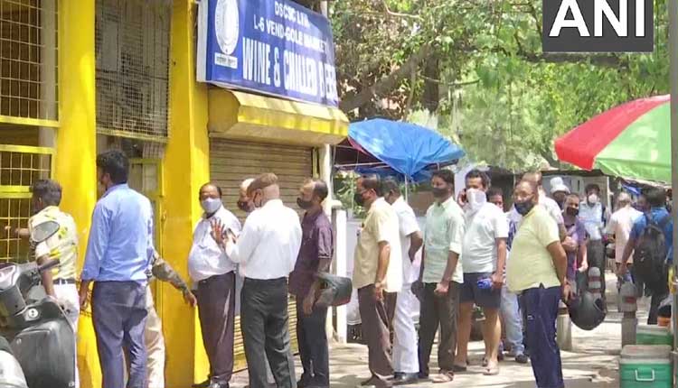 లాక్‌డౌన్ ఎఫెక్ట్‌: ఢిల్లీలో వైన్స్‌ల ముందు జ‌నం బారులు