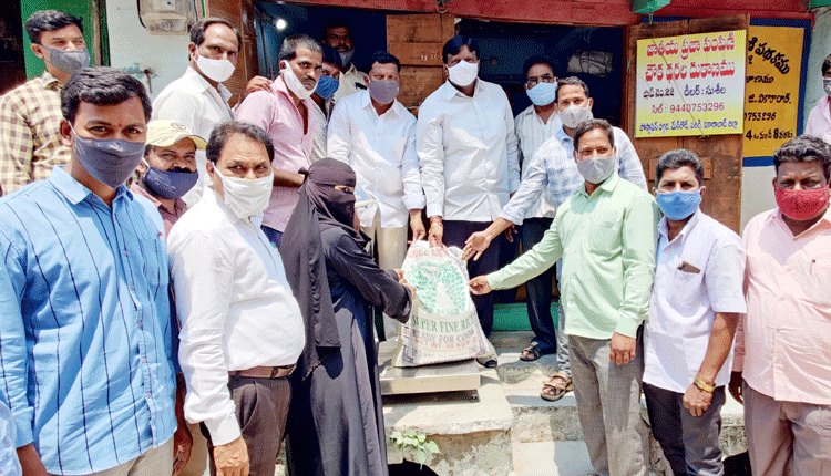 ప్రైవేటు టీచర్లకు బియ్యం పంపిణీ