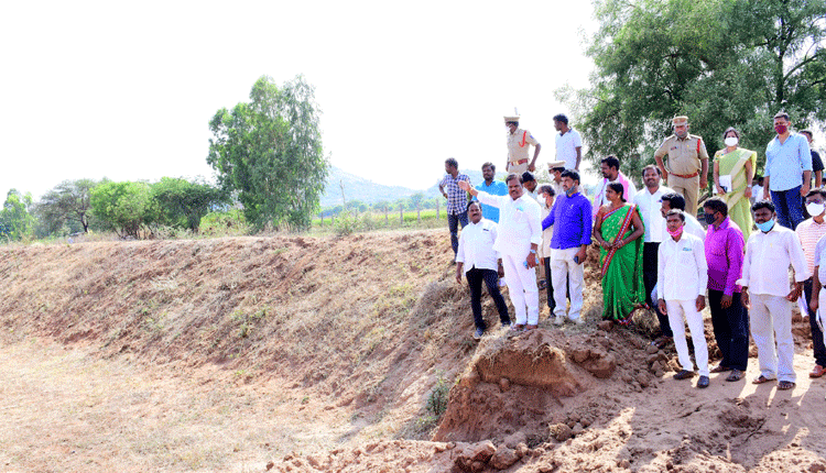 భూ నిర్వాసితులకు అండగా ప్రభుత్వం