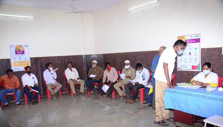 వ్యాక్సిన్‌ కోసం బారులు