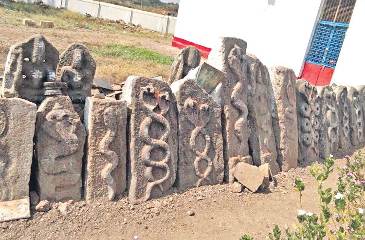 ఆలయం చుట్టూ.. అద్భుత శిలలు