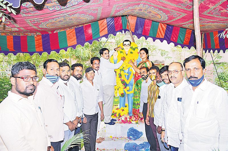 అంబేద్కర్‌ బాటలో నడువాలి